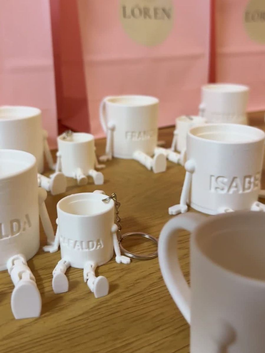 Canecas personalizadas com nomes, no estúdio Lóren