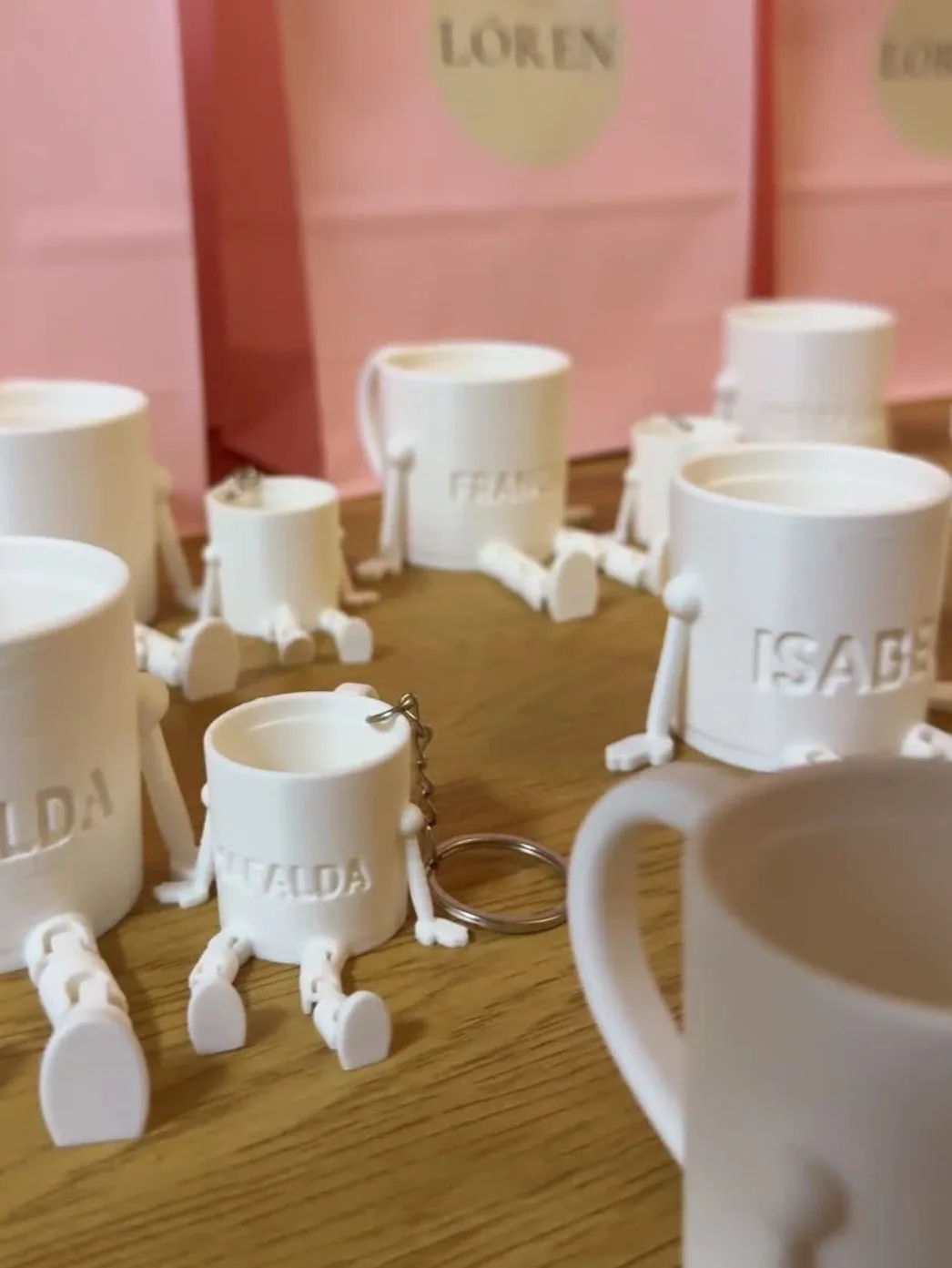 Canecas personalizadas com nomes, no estúdio Lóren