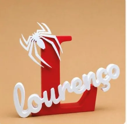 Letra L com o nome Lourenço, impressa em 3D